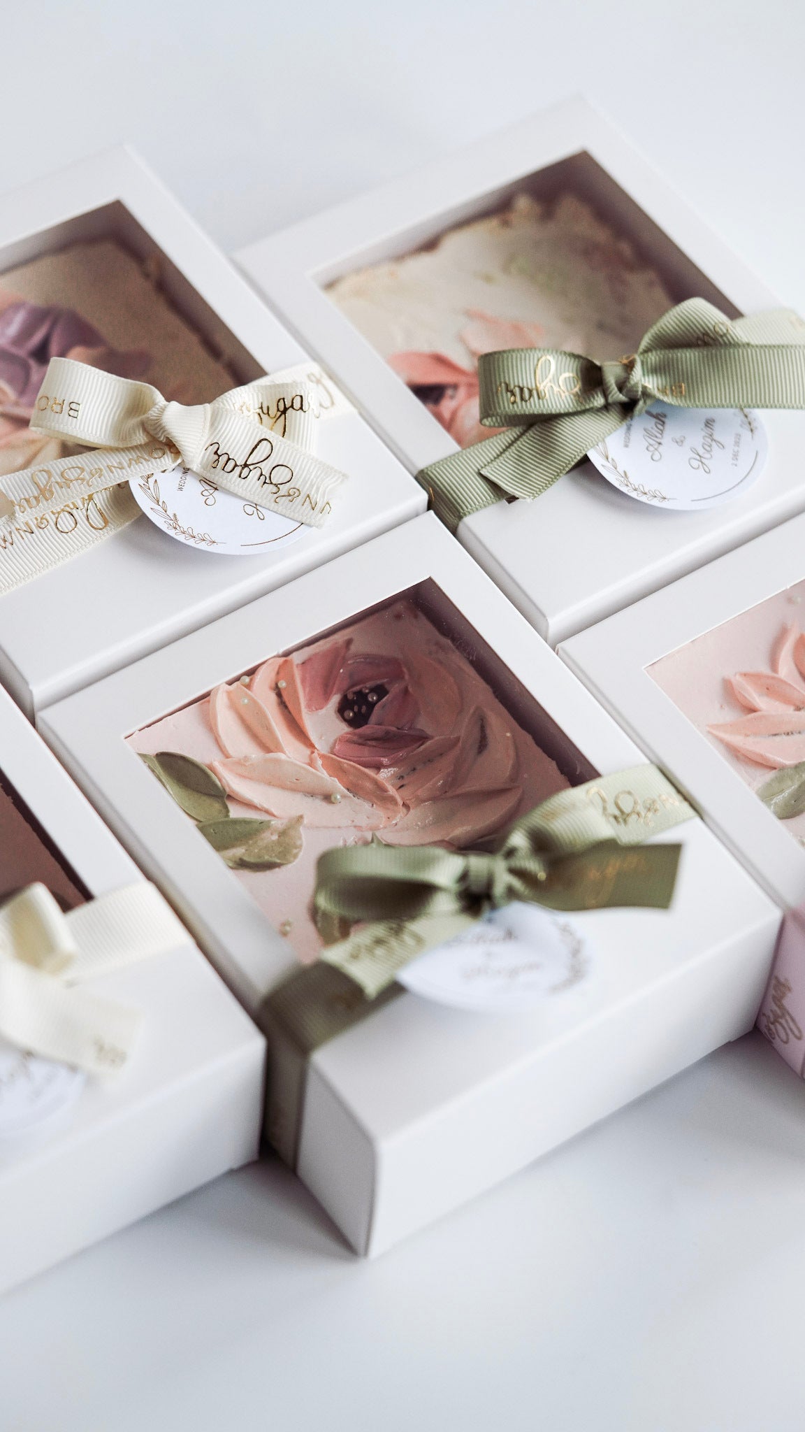 Méra Box | Acrylic Floral Sheet Cake