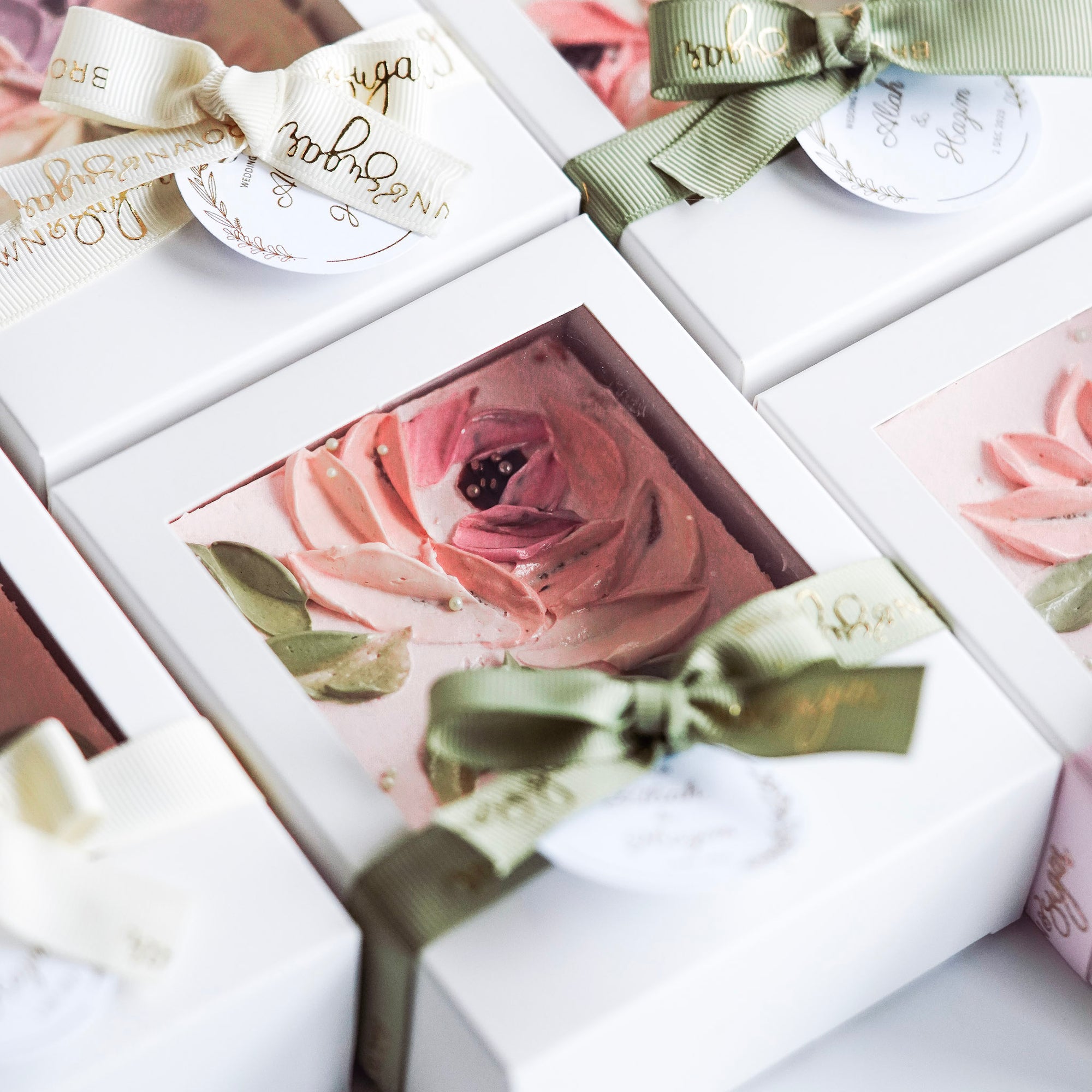 Méra Box | Acrylic Floral Sheet Cake