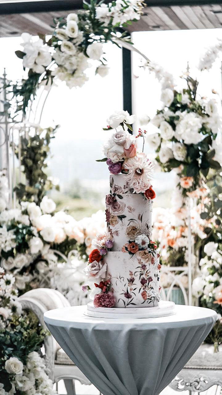 The Cake That Speaks Your Love Language: Finding the Perfect Match for Your Wedding Day